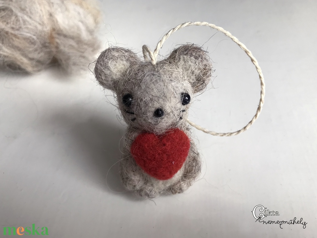 Tűnemez szürke kisegér szívvel, aranyos Valentin-napi ajándék - játék & sport - plüssállat & játékfigura - egér - Meska.hu