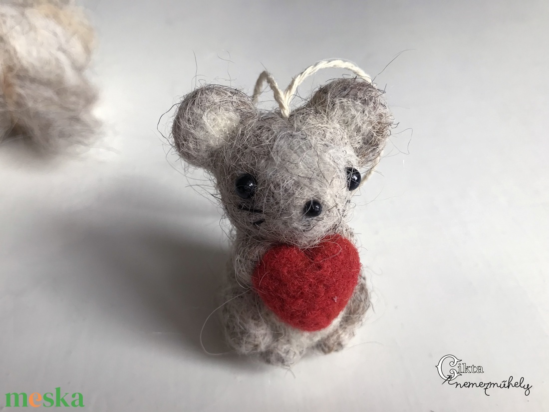 Tűnemez szürke kisegér szívvel, aranyos Valentin-napi ajándék - játék & sport - plüssállat & játékfigura - egér - Meska.hu
