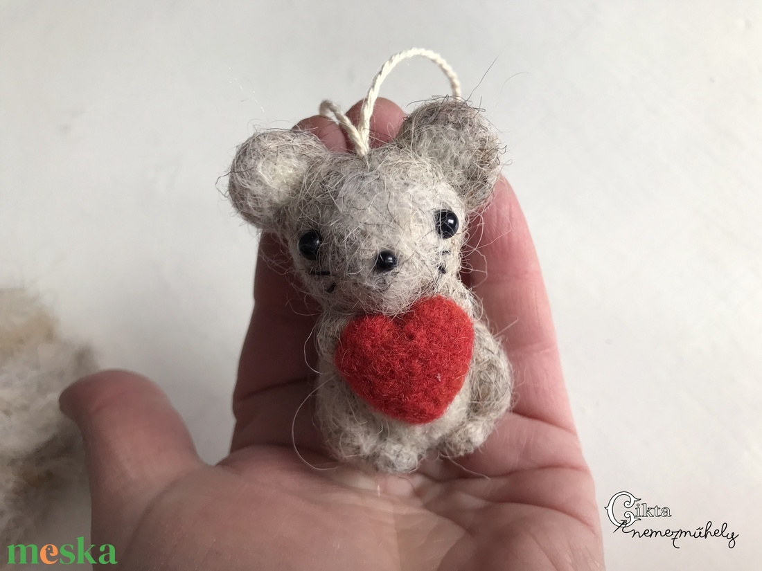 Tűnemez szürke kisegér szívvel, aranyos Valentin-napi ajándék - játék & sport - plüssállat & játékfigura - egér - Meska.hu