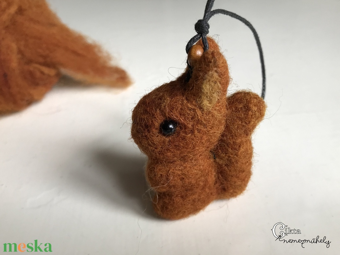 Tűnemezelt aranyos mókus figura - karácsony - karácsonyi lakásdekoráció - karácsonyfadíszek - Meska.hu