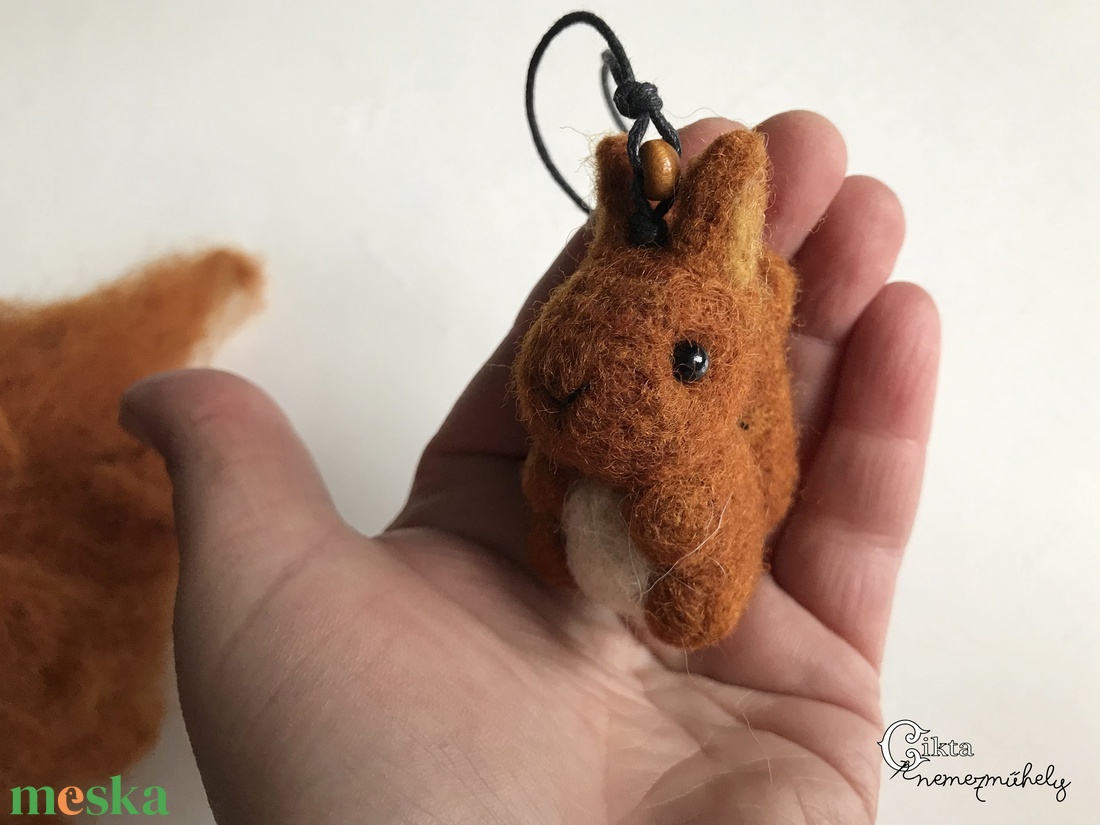 Tűnemezelt aranyos mókus figura - karácsony - karácsonyi lakásdekoráció - karácsonyfadíszek - Meska.hu