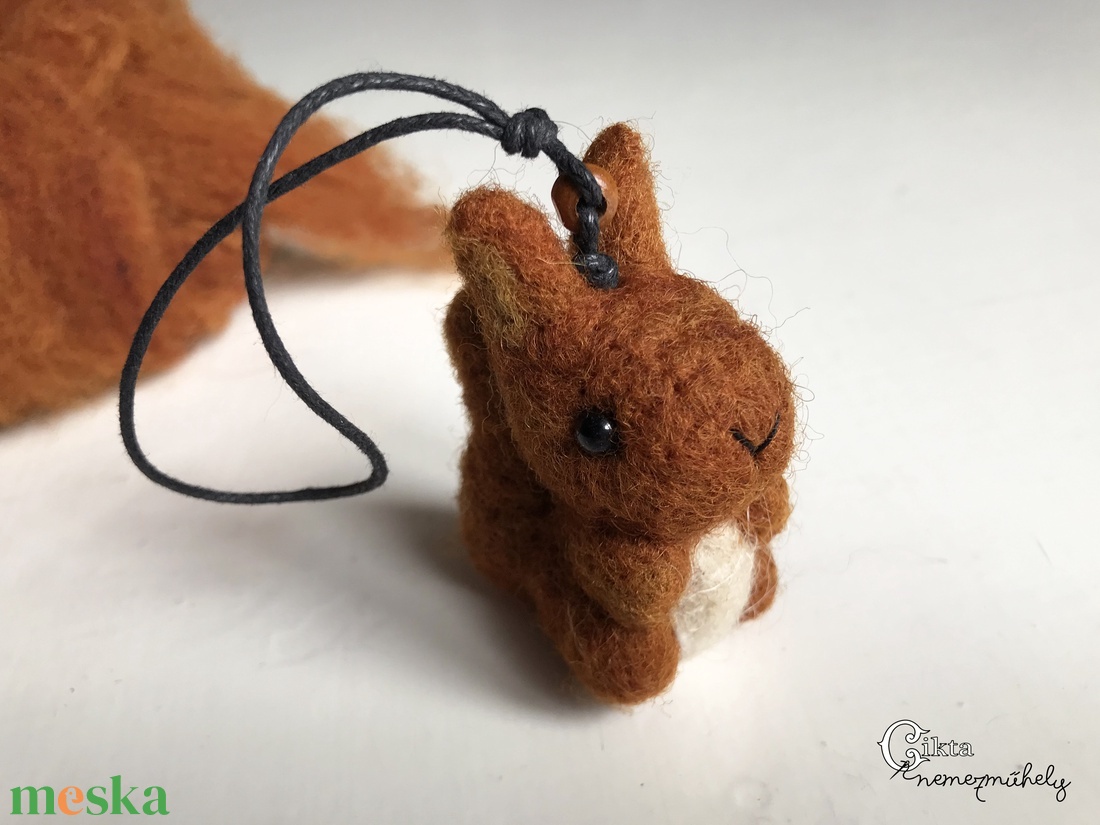 Tűnemezelt aranyos mókus figura - karácsony - karácsonyi lakásdekoráció - karácsonyfadíszek - Meska.hu