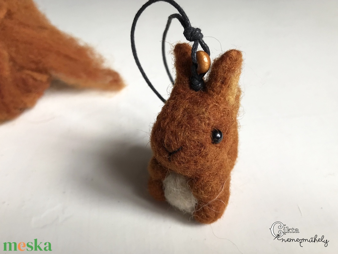 Tűnemezelt aranyos mókus figura - karácsony - karácsonyi lakásdekoráció - karácsonyfadíszek - Meska.hu