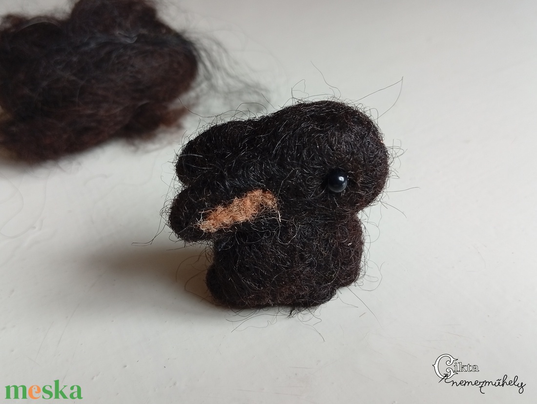 Tűnemezelt fekete nyuszi - aranyos húsvéti dísz - játék & sport - plüssállat & játékfigura - nyuszi - Meska.hu