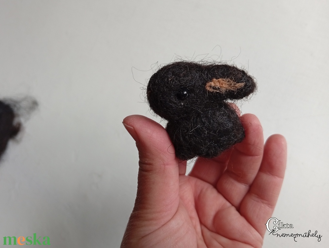 Tűnemezelt fekete nyuszi - aranyos húsvéti dísz - játék & sport - plüssállat & játékfigura - nyuszi - Meska.hu