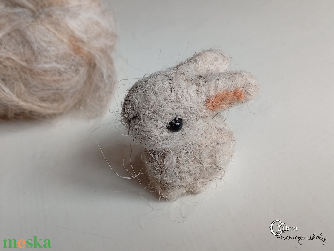 Tűnemezelt szürke nyuszi - aranyos húsvéti dísz - játék & sport - plüssállat & játékfigura - nyuszi - Meska.hu