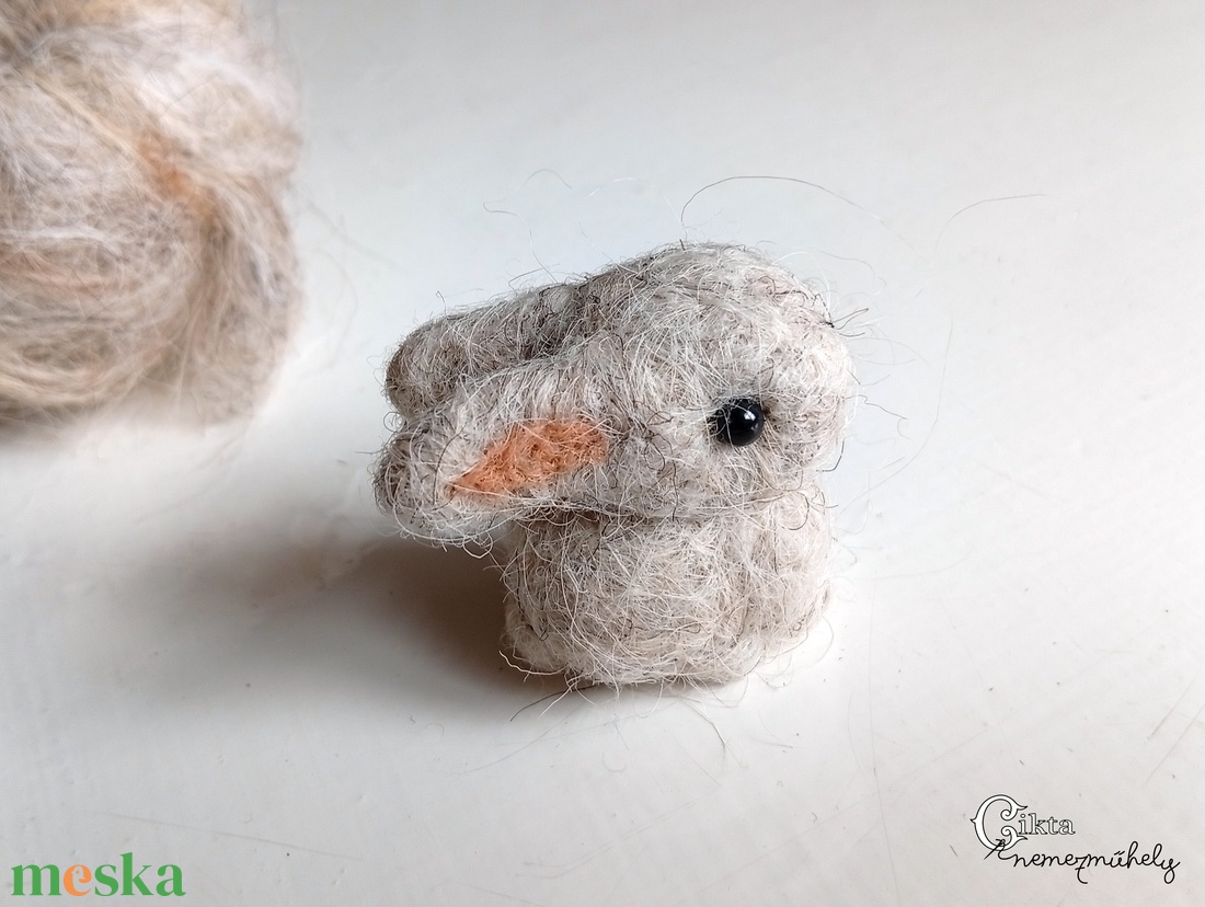 Tűnemezelt szürke nyuszi - aranyos húsvéti dísz - játék & sport - plüssállat & játékfigura - nyuszi - Meska.hu