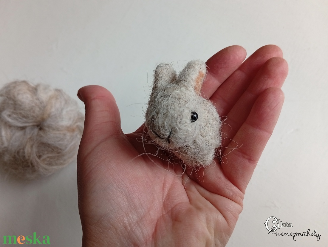 Tűnemezelt szürke nyuszi - aranyos húsvéti dísz - játék & sport - plüssállat & játékfigura - nyuszi - Meska.hu