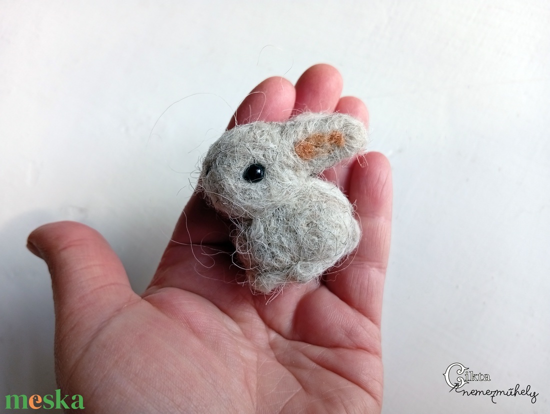 Tűnemezelt szürke nyuszi - aranyos húsvéti dísz - játék & sport - plüssállat & játékfigura - nyuszi - Meska.hu
