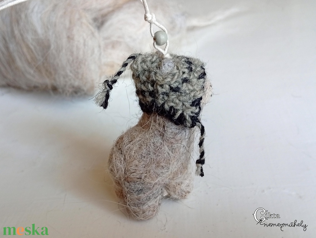 Tűnemezelt szürke alpaka horgolt sapkában - játék & sport - plüssállat & játékfigura - láma - Meska.hu