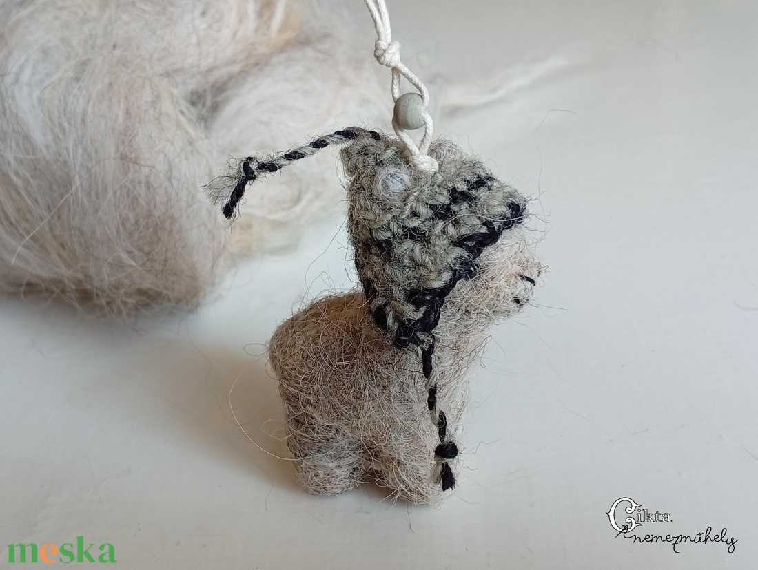 Tűnemezelt szürke alpaka horgolt sapkában - játék & sport - plüssállat & játékfigura - láma - Meska.hu