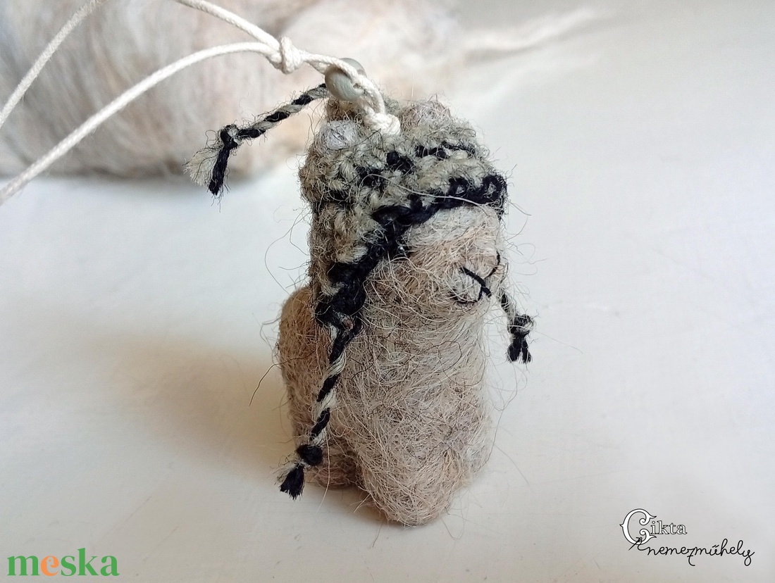 Tűnemezelt szürke alpaka horgolt sapkában - játék & sport - plüssállat & játékfigura - láma - Meska.hu