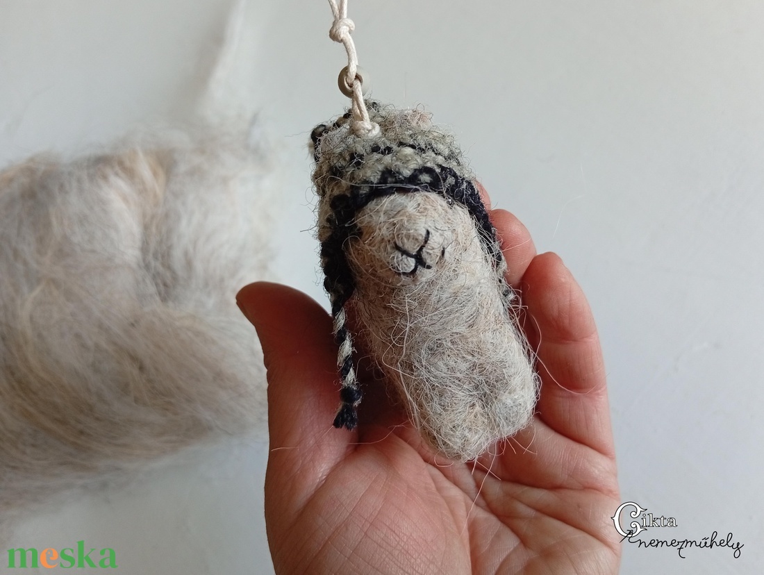 Tűnemezelt szürke alpaka horgolt sapkában - játék & sport - plüssállat & játékfigura - láma - Meska.hu