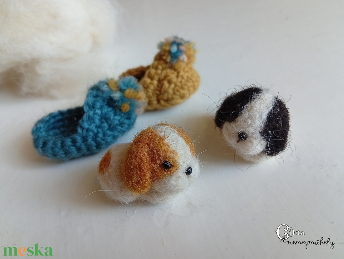 Tűnemezelt miniatűr kiskutya horgolt papucsban - játék & sport - plüssállat & játékfigura - kutya - Meska.hu