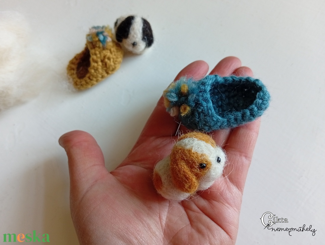 Tűnemezelt miniatűr kiskutya horgolt papucsban - játék & sport - plüssállat & játékfigura - kutya - Meska.hu