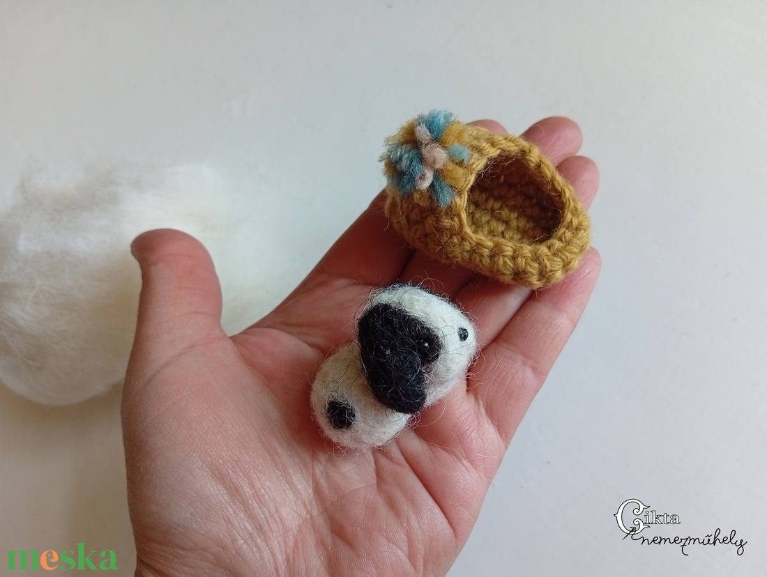 Tűnemezelt miniatűr kiskutya horgolt papucsban - játék & sport - plüssállat & játékfigura - kutya - Meska.hu