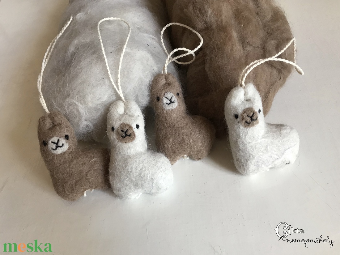 Aranyos nemez alpaka figura - 2 féle színű alpaka gyapjúból - játék & sport - plüssállat & játékfigura - láma - Meska.hu