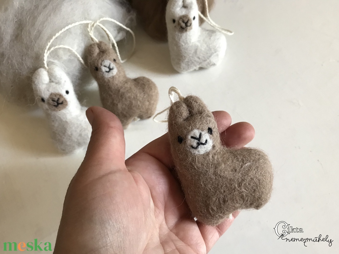 Aranyos nemez alpaka figura - 2 féle színű alpaka gyapjúból - játék & sport - plüssállat & játékfigura - láma - Meska.hu