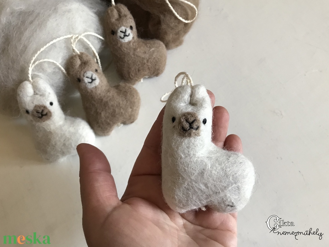Aranyos nemez alpaka figura - 2 féle színű alpaka gyapjúból - játék & sport - plüssállat & játékfigura - láma - Meska.hu