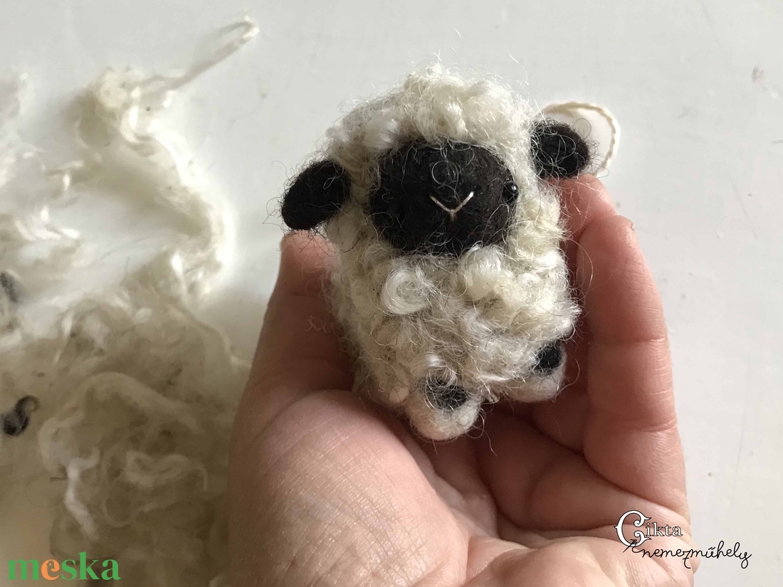 Tűnemezelt bárány wallisi gyapjúból - miniatűr wallisi juh figura/dekoráció - otthon & életmód - dekoráció - dekoratív figurák és szobrok - Meska.hu
