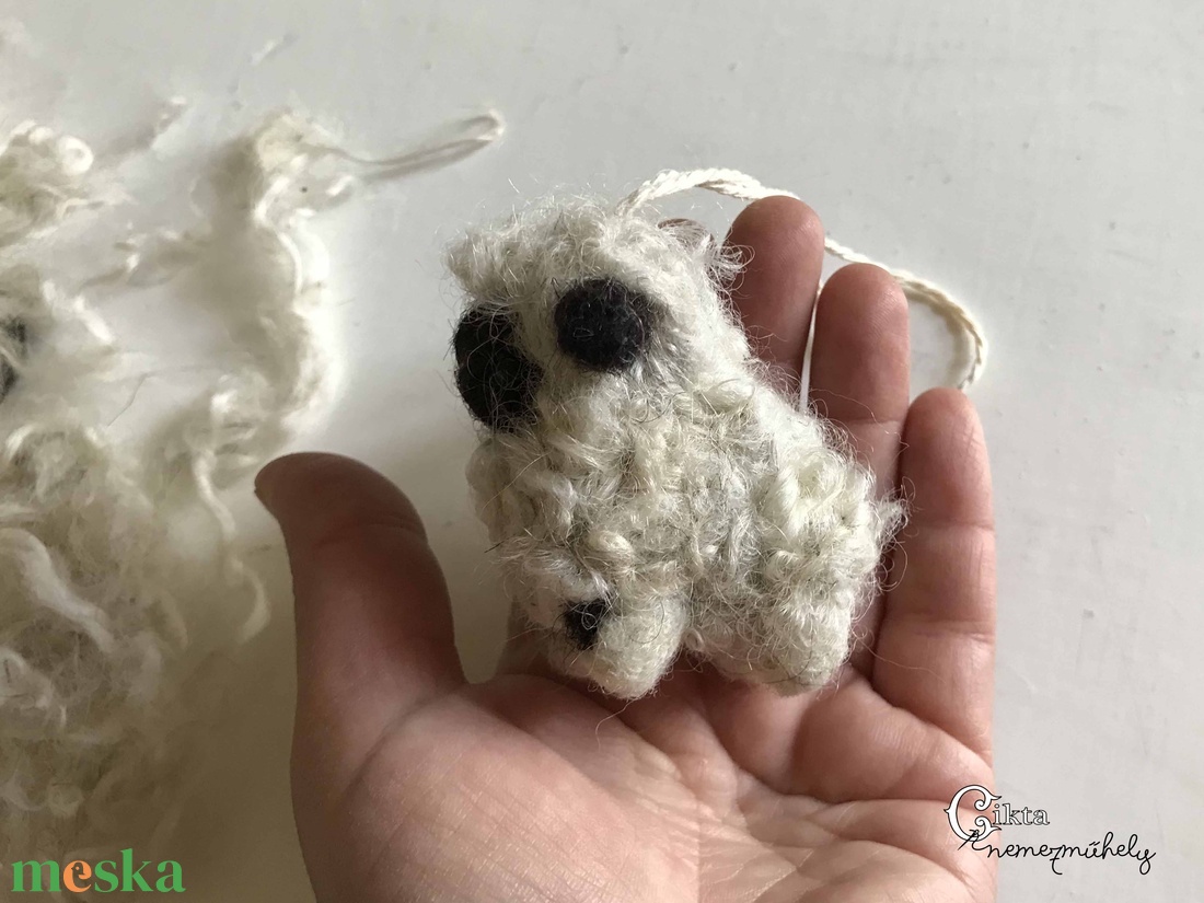 Tűnemezelt bárány wallisi gyapjúból - miniatűr wallisi juh figura/dekoráció - otthon & életmód - dekoráció - dekoratív figurák és szobrok - Meska.hu