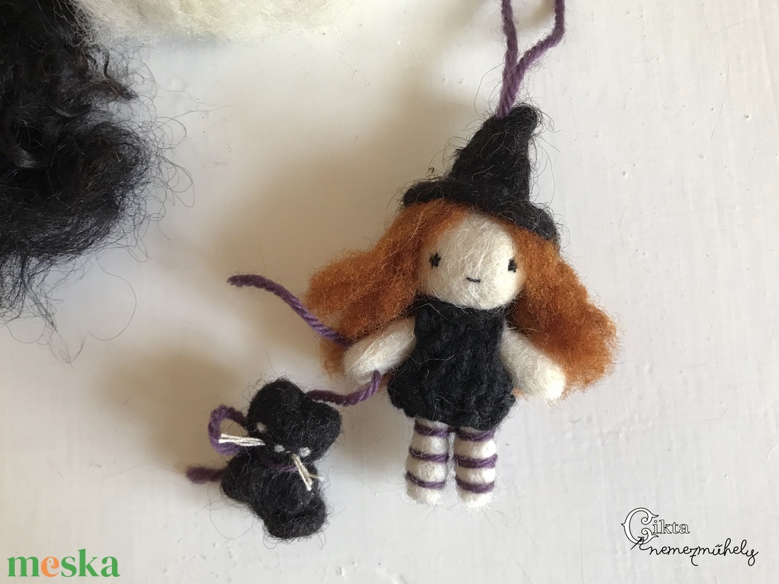 Nemezelt mini boszorkány baba fekete macskával - otthon & életmód - dekoráció - halloween - halloweeni figurák - Meska.hu