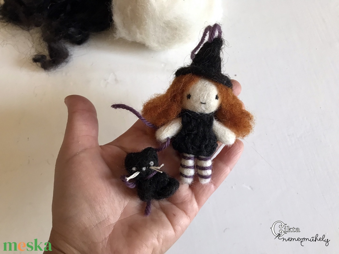 Nemezelt mini boszorkány baba fekete macskával - otthon & életmód - dekoráció - halloween - halloweeni figurák - Meska.hu