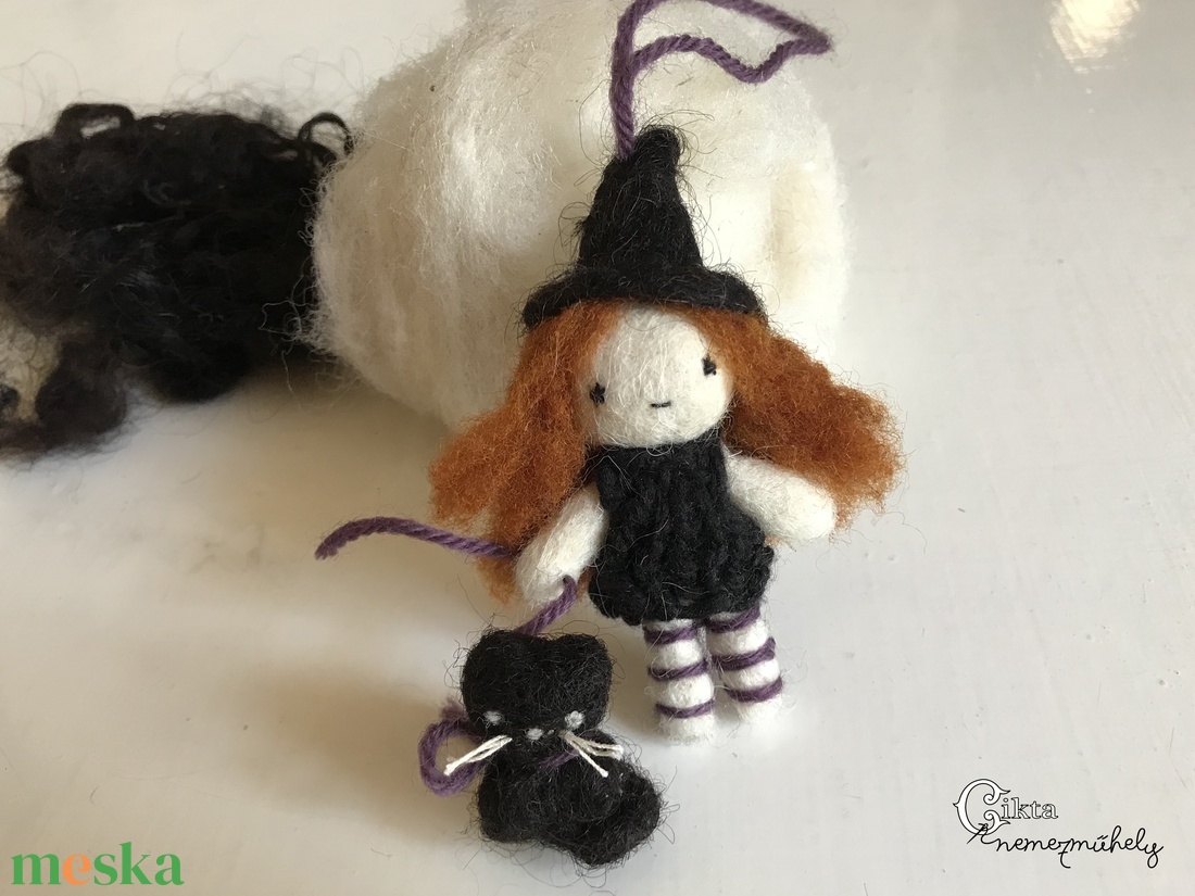 Nemezelt mini boszorkány baba fekete macskával - otthon & életmód - dekoráció - halloween - halloweeni figurák - Meska.hu