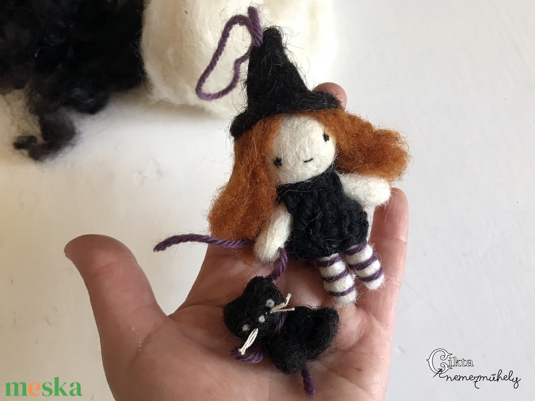 Nemezelt mini boszorkány baba fekete macskával - otthon & életmód - dekoráció - halloween - halloweeni figurák - Meska.hu