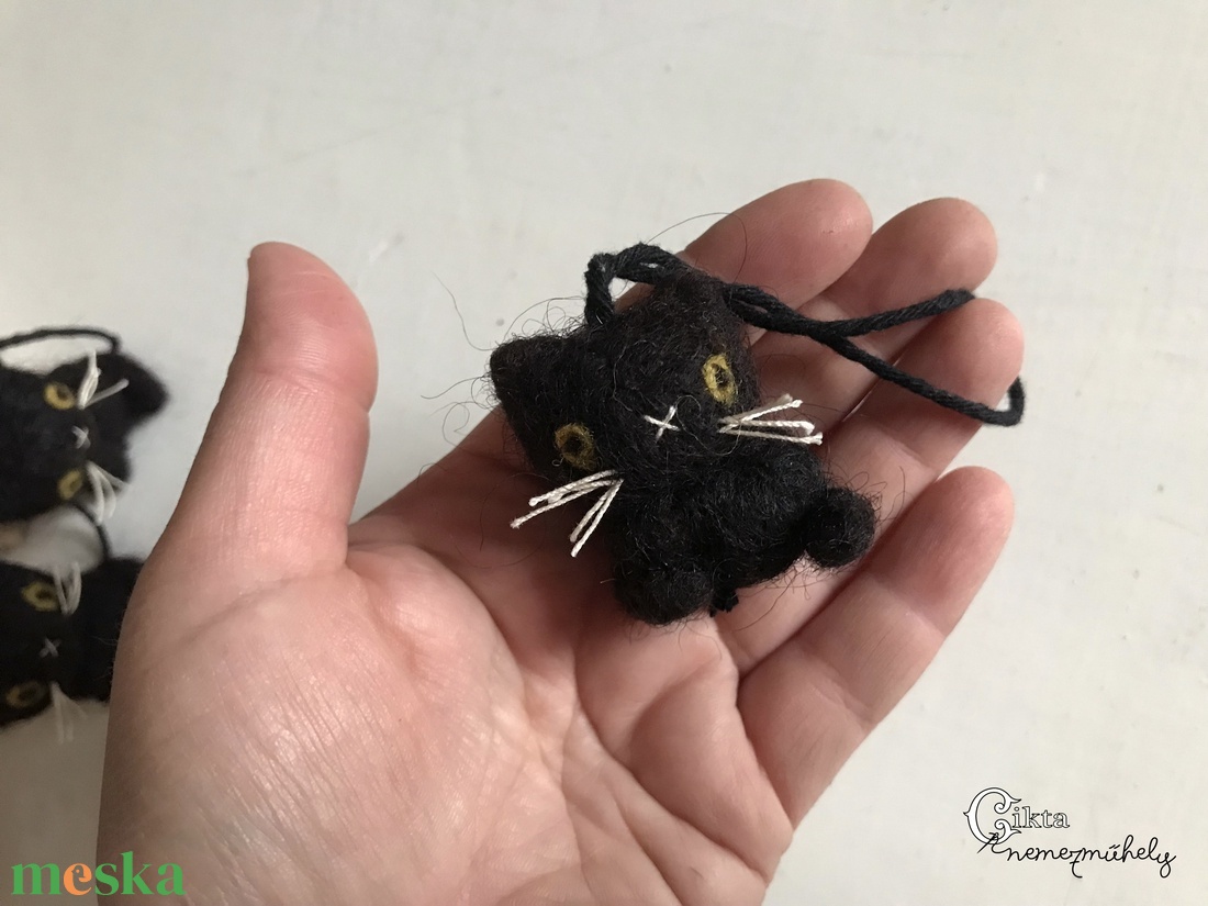 Miniatűr tűnemezelt fekete macska dobozban - aranyos Halloween dekoráció - otthon & életmód - dekoráció - halloween - halloweeni figurák - Meska.hu