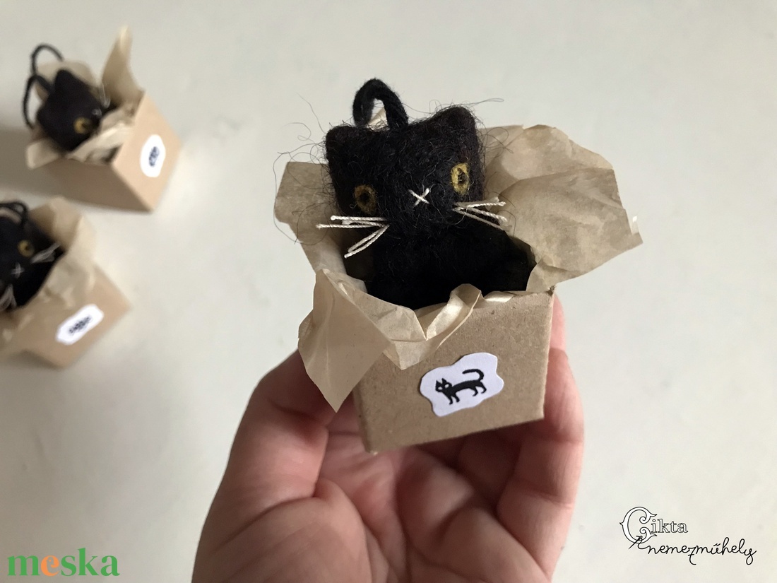 Miniatűr tűnemezelt fekete macska dobozban - aranyos Halloween dekoráció - otthon & életmód - dekoráció - halloween - halloweeni figurák - Meska.hu