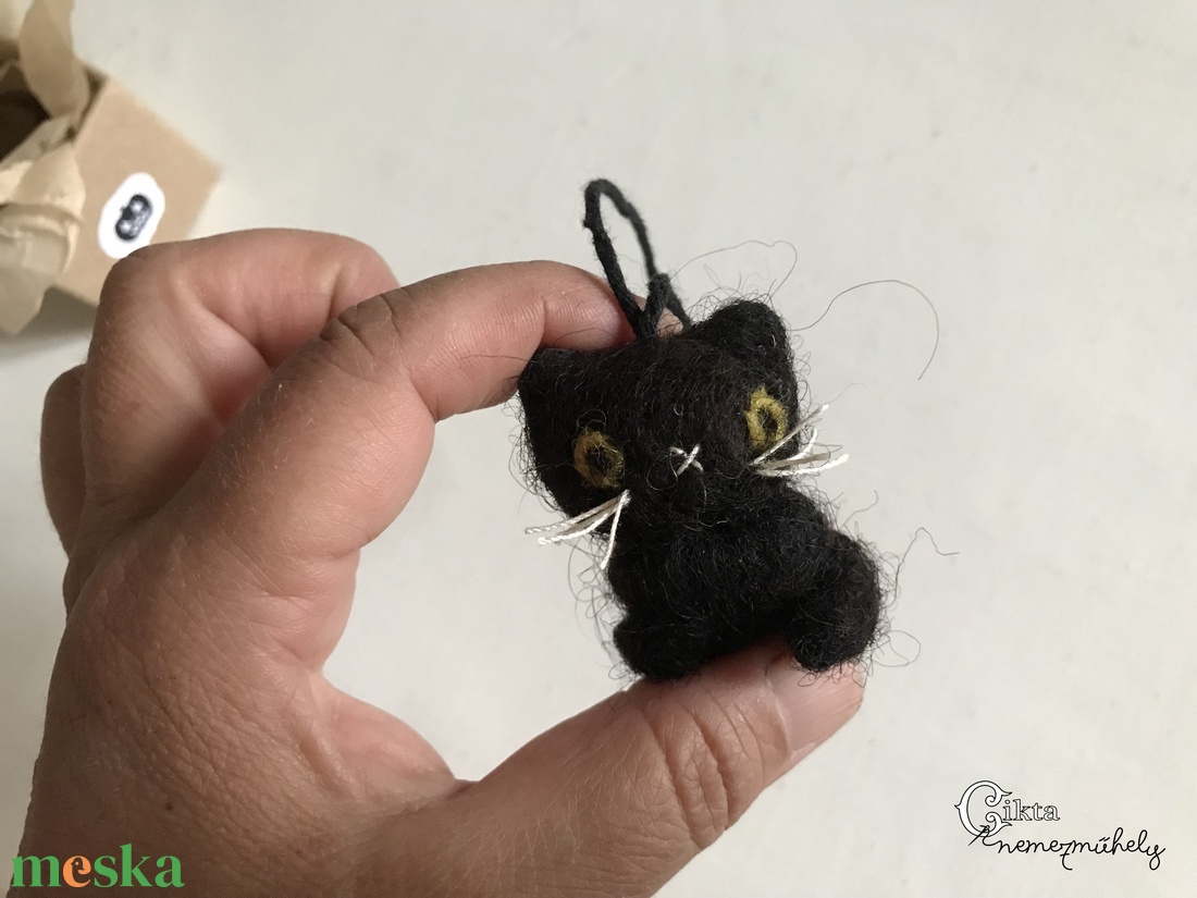 Miniatűr tűnemezelt fekete macska dobozban - aranyos Halloween dekoráció - otthon & életmód - dekoráció - halloween - halloweeni figurák - Meska.hu
