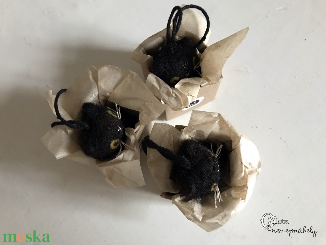 Miniatűr tűnemezelt fekete macska dobozban - aranyos Halloween dekoráció - otthon & életmód - dekoráció - halloween - halloweeni figurák - Meska.hu