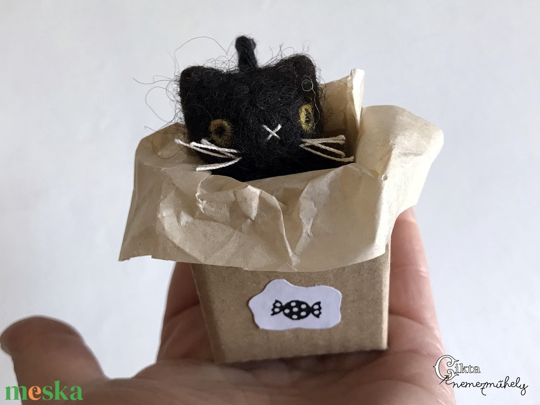 Miniatűr tűnemezelt fekete macska dobozban - aranyos Halloween dekoráció - otthon & életmód - dekoráció - halloween - halloweeni figurák - Meska.hu