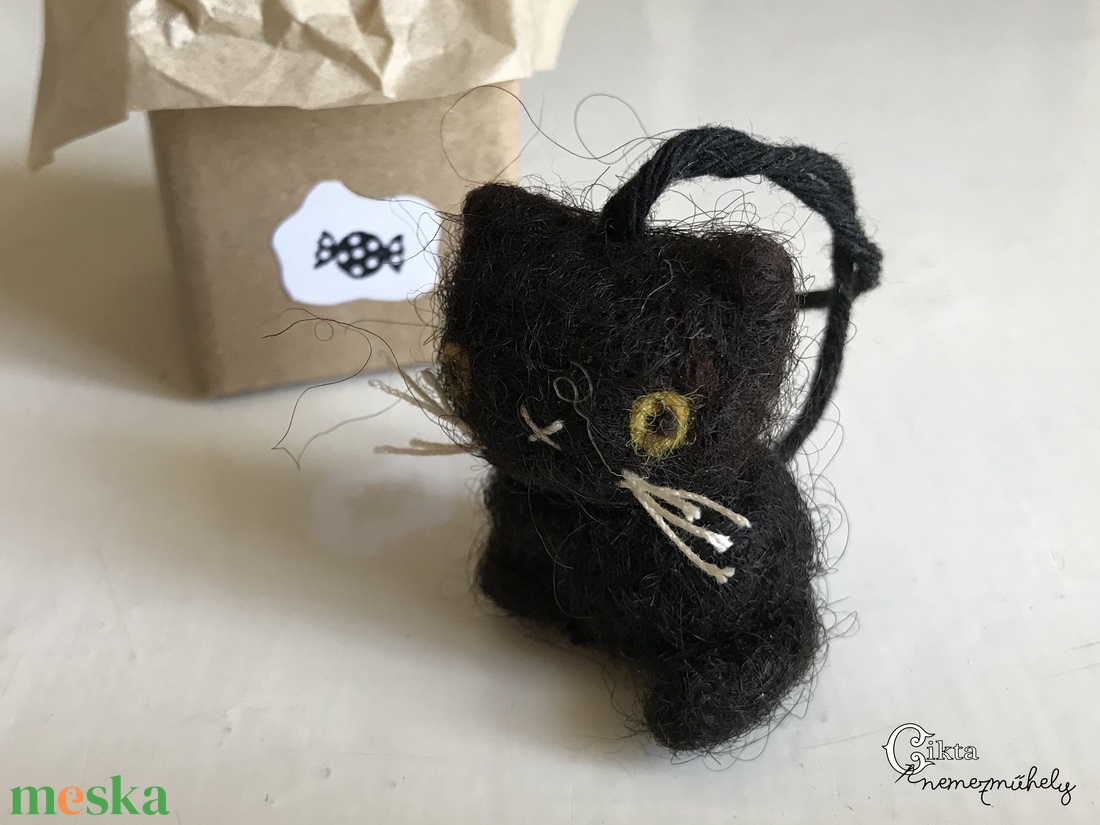 Miniatűr tűnemezelt fekete macska dobozban - aranyos Halloween dekoráció - otthon & életmód - dekoráció - halloween - halloweeni figurák - Meska.hu