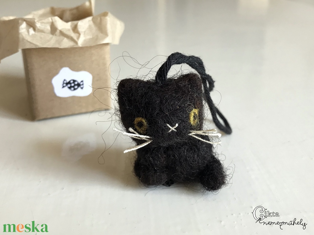 Miniatűr tűnemezelt fekete macska dobozban - aranyos Halloween dekoráció - otthon & életmód - dekoráció - halloween - halloweeni figurák - Meska.hu