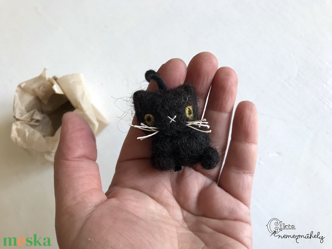 Miniatűr tűnemezelt fekete macska dobozban - aranyos Halloween dekoráció - otthon & életmód - dekoráció - halloween - halloweeni figurák - Meska.hu