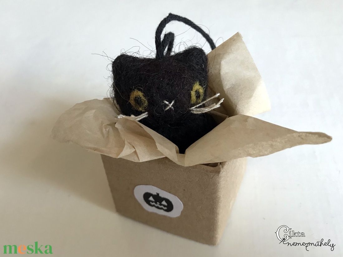 Miniatűr tűnemezelt fekete macska dobozban - aranyos Halloween dekoráció - otthon & életmód - dekoráció - halloween - halloweeni figurák - Meska.hu