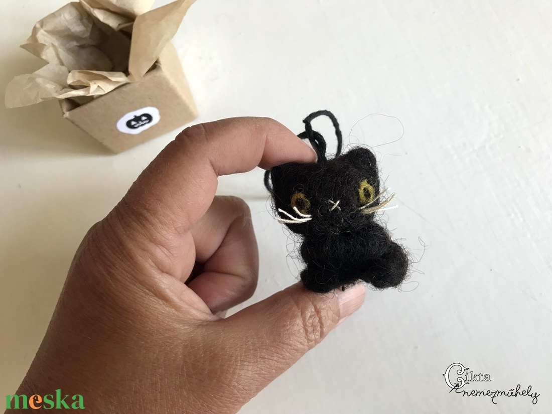 Miniatűr tűnemezelt fekete macska dobozban - aranyos Halloween dekoráció - otthon & életmód - dekoráció - halloween - halloweeni figurák - Meska.hu