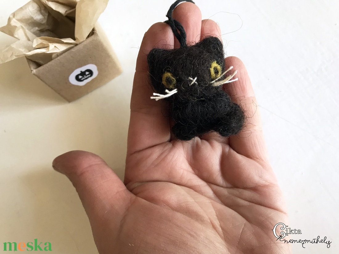 Miniatűr tűnemezelt fekete macska dobozban - aranyos Halloween dekoráció - otthon & életmód - dekoráció - halloween - halloweeni figurák - Meska.hu