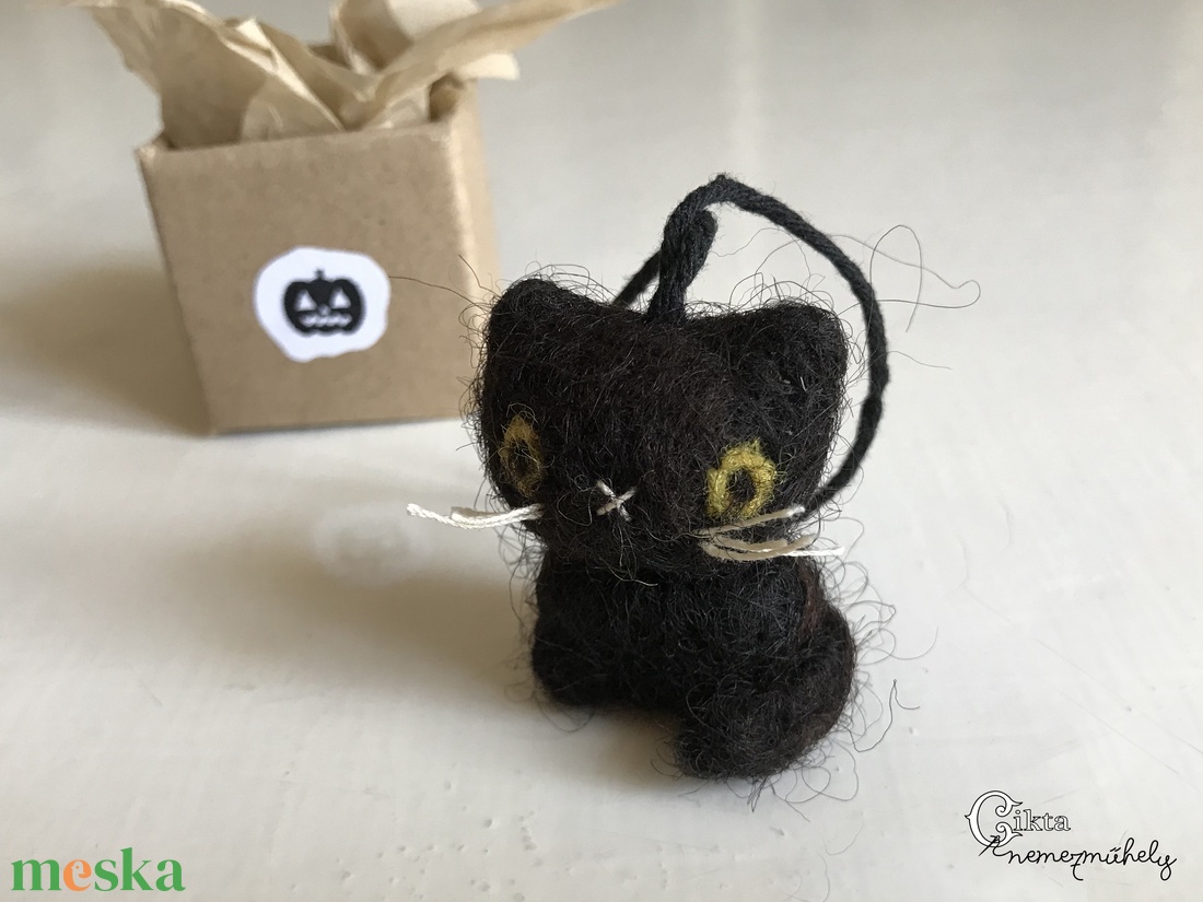 Miniatűr tűnemezelt fekete macska dobozban - aranyos Halloween dekoráció - otthon & életmód - dekoráció - halloween - halloweeni figurák - Meska.hu