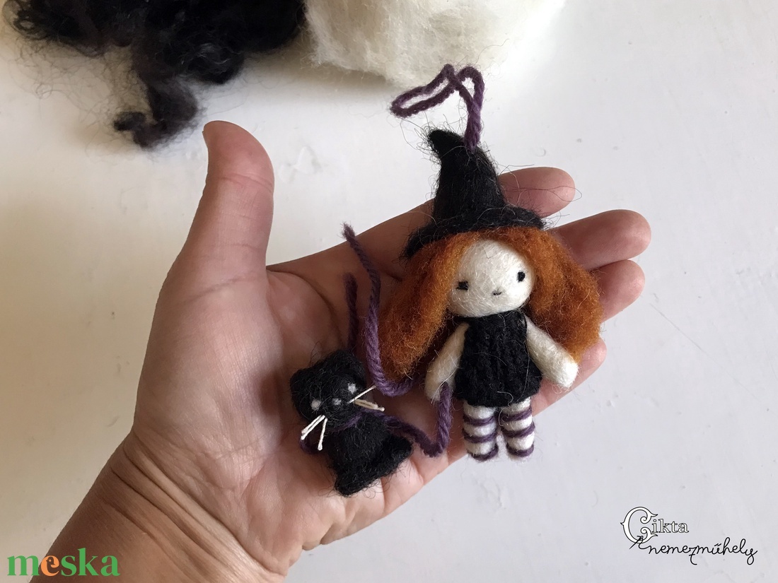 Nemezelt mini boszorkány baba fekete macskával - otthon & életmód - dekoráció - halloween - halloweeni figurák - Meska.hu