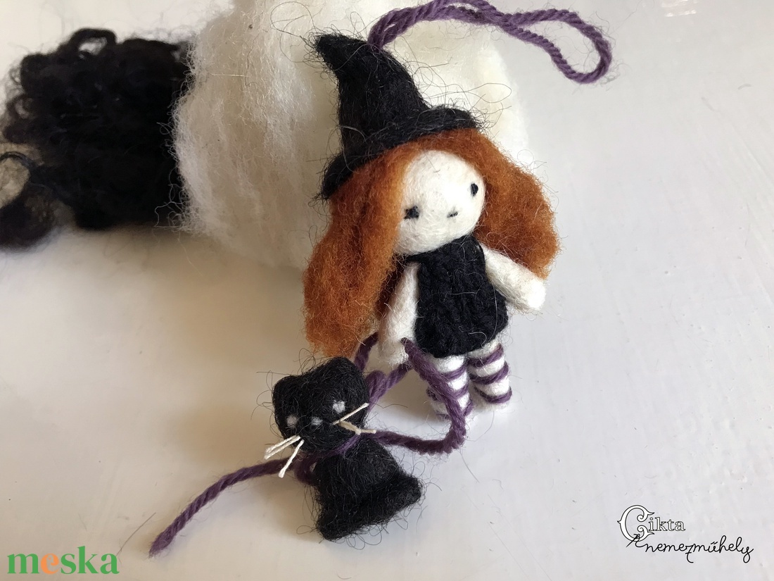 Nemezelt mini boszorkány baba fekete macskával - otthon & életmód - dekoráció - halloween - halloweeni figurák - Meska.hu
