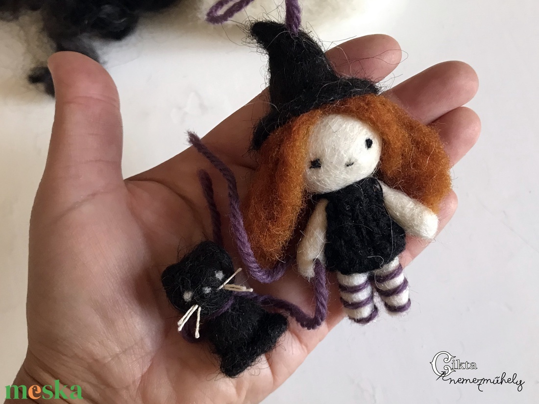 Nemezelt mini boszorkány baba fekete macskával - otthon & életmód - dekoráció - halloween - halloweeni figurák - Meska.hu