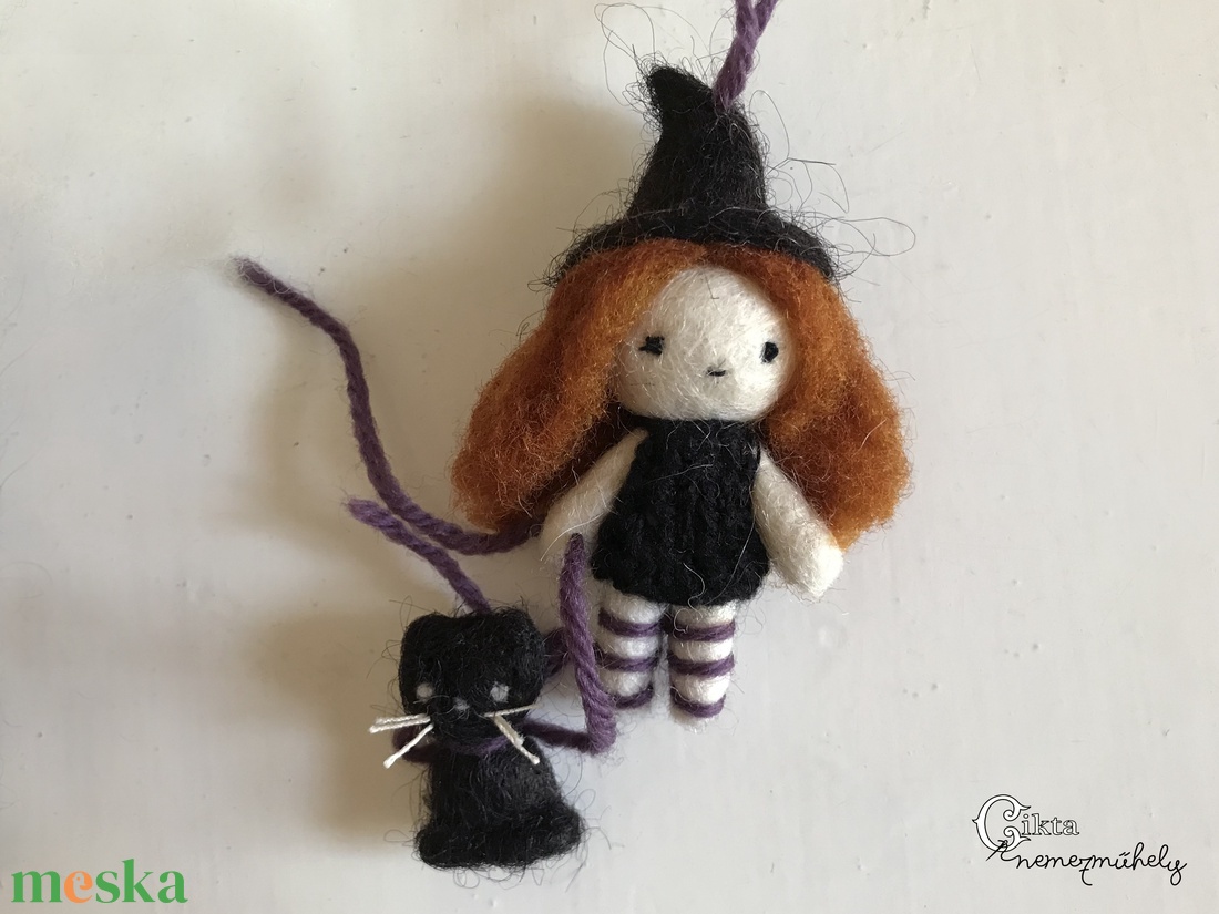 Nemezelt mini boszorkány baba fekete macskával - otthon & életmód - dekoráció - halloween - halloweeni figurák - Meska.hu