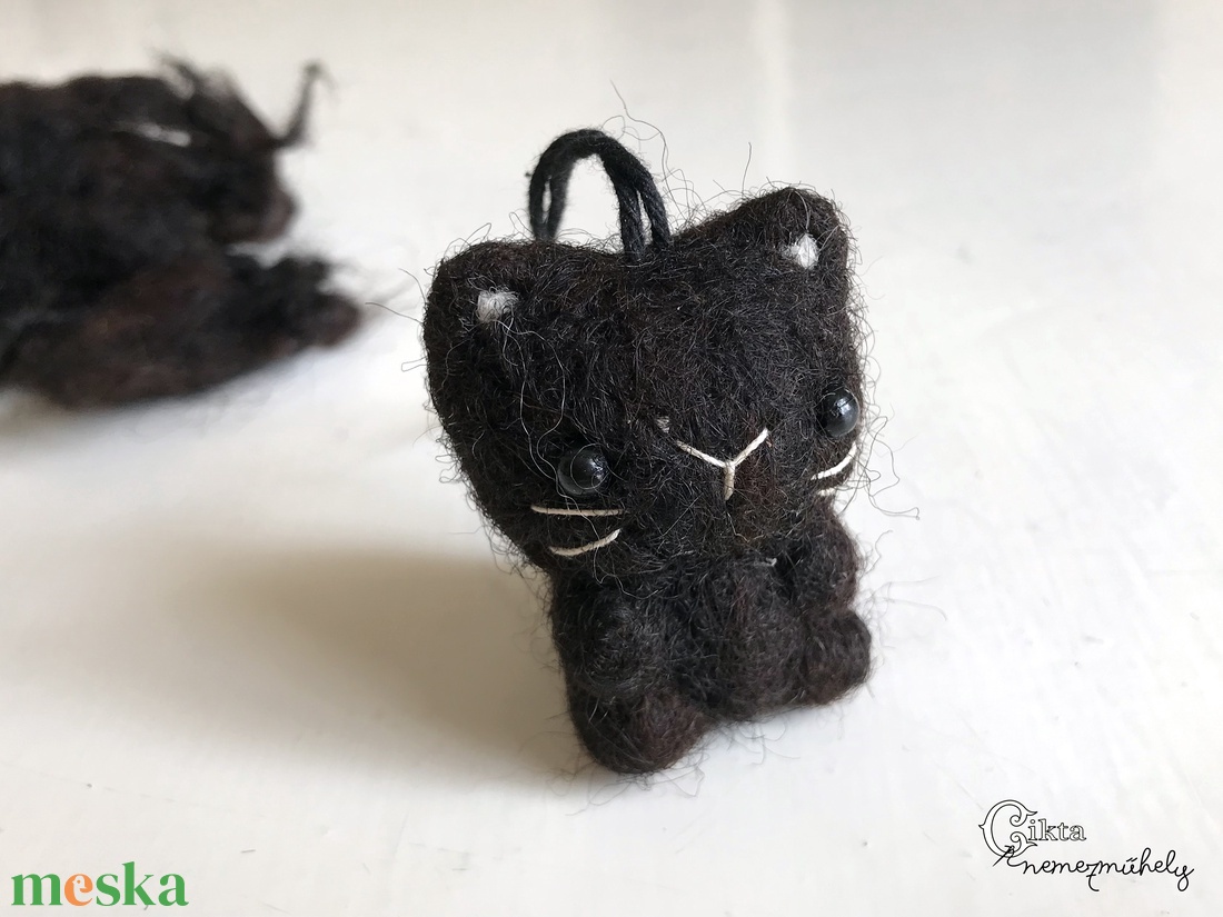 Aranyos tűnemezelt fekete macska - racka gyapjúból - otthon & életmód - dekoráció - halloween - halloweeni figurák - Meska.hu