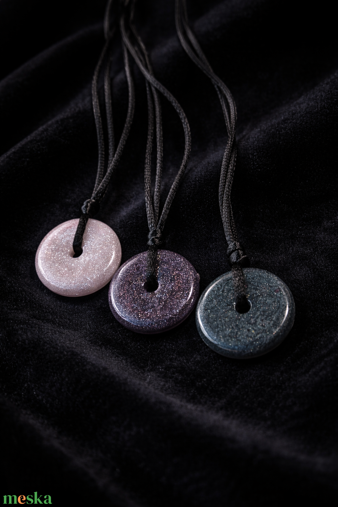 Monad Medál Metál Fekete, fehér - ékszer - nyaklánc - medálos nyaklánc - Meska.hu