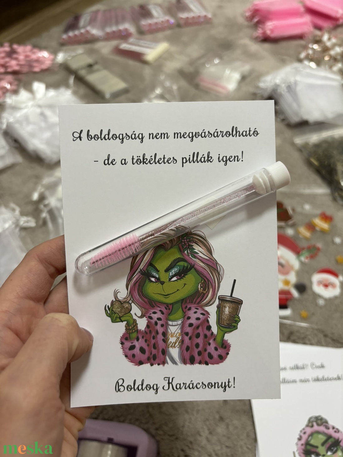 Vendégajándék - karácsonyi grincs - szempillakifésülő kefével - karácsony - karácsonyi ajándékozás - karácsonyi képeslap, üdvözlőlap, ajándékkísérő - Meska.hu Vendégajándék - karácsonyi grincs - szempillakifésülő kefével - karácsony - karácsonyi ajándékozás - karácsonyi képeslap, üdvözlőlap, ajándékkísérő - Meska.hu