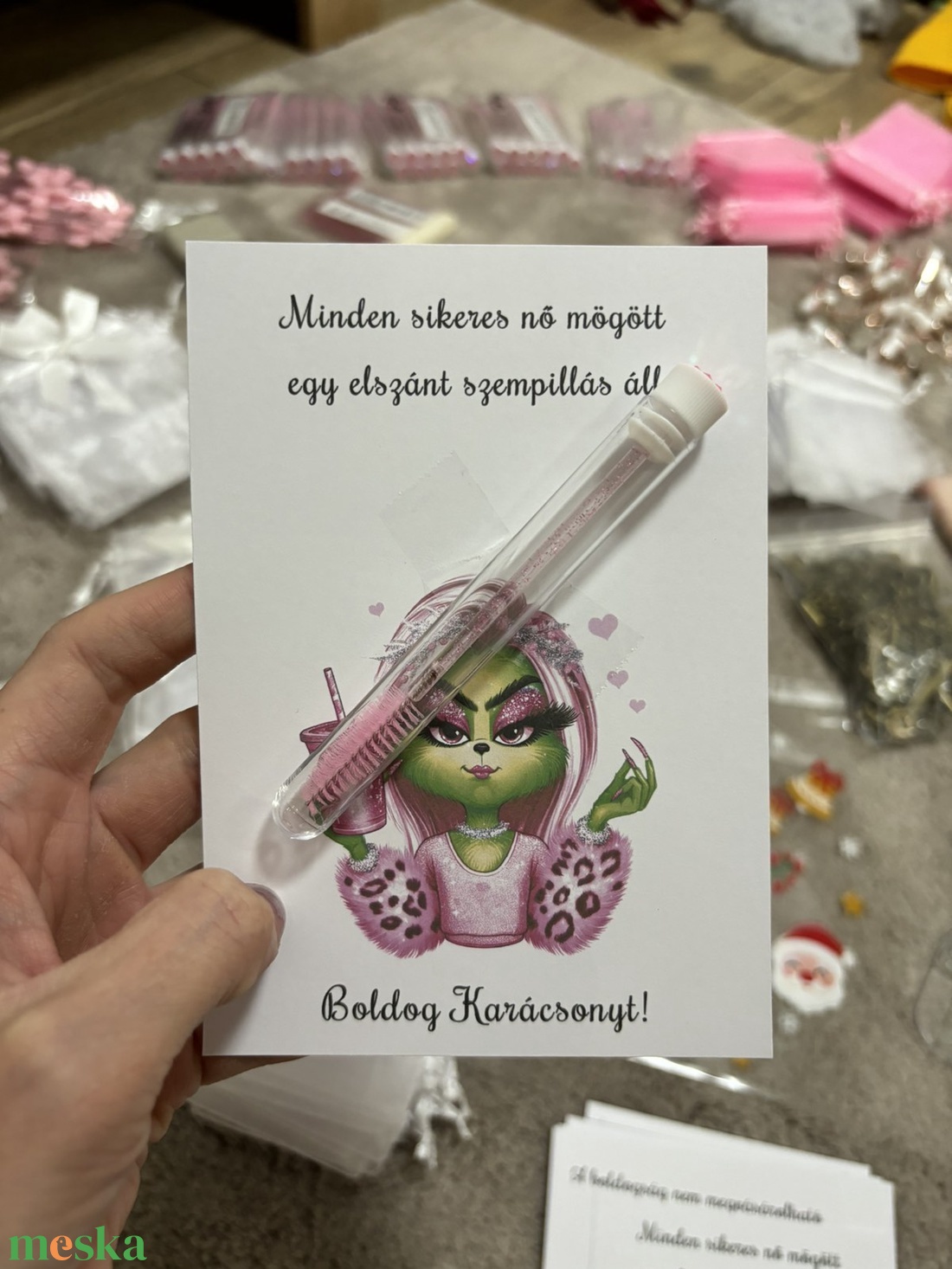 Vendégajándék - karácsonyi grincs - szempillakifésülő kefével - karácsony - karácsonyi ajándékozás - karácsonyi képeslap, üdvözlőlap, ajándékkísérő - Meska.hu Vendégajándék - karácsonyi grincs - szempillakifésülő kefével - karácsony - karácsonyi ajándékozás - karácsonyi képeslap, üdvözlőlap, ajándékkísérő - Meska.hu