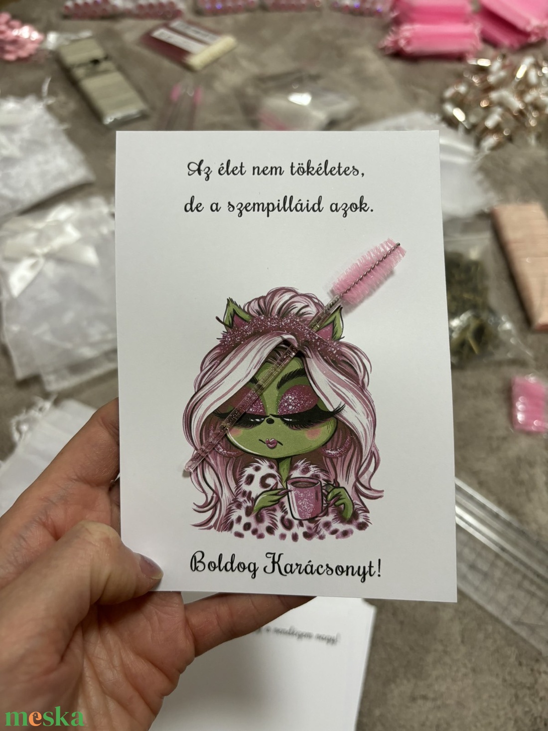Vendégajándék - karácsonyi grincs - szempillakifésülő kefével - karácsony - karácsonyi ajándékozás - karácsonyi képeslap, üdvözlőlap, ajándékkísérő - Meska.hu Vendégajándék - karácsonyi grincs - szempillakifésülő kefével - karácsony - karácsonyi ajándékozás - karácsonyi képeslap, üdvözlőlap, ajándékkísérő - Meska.hu